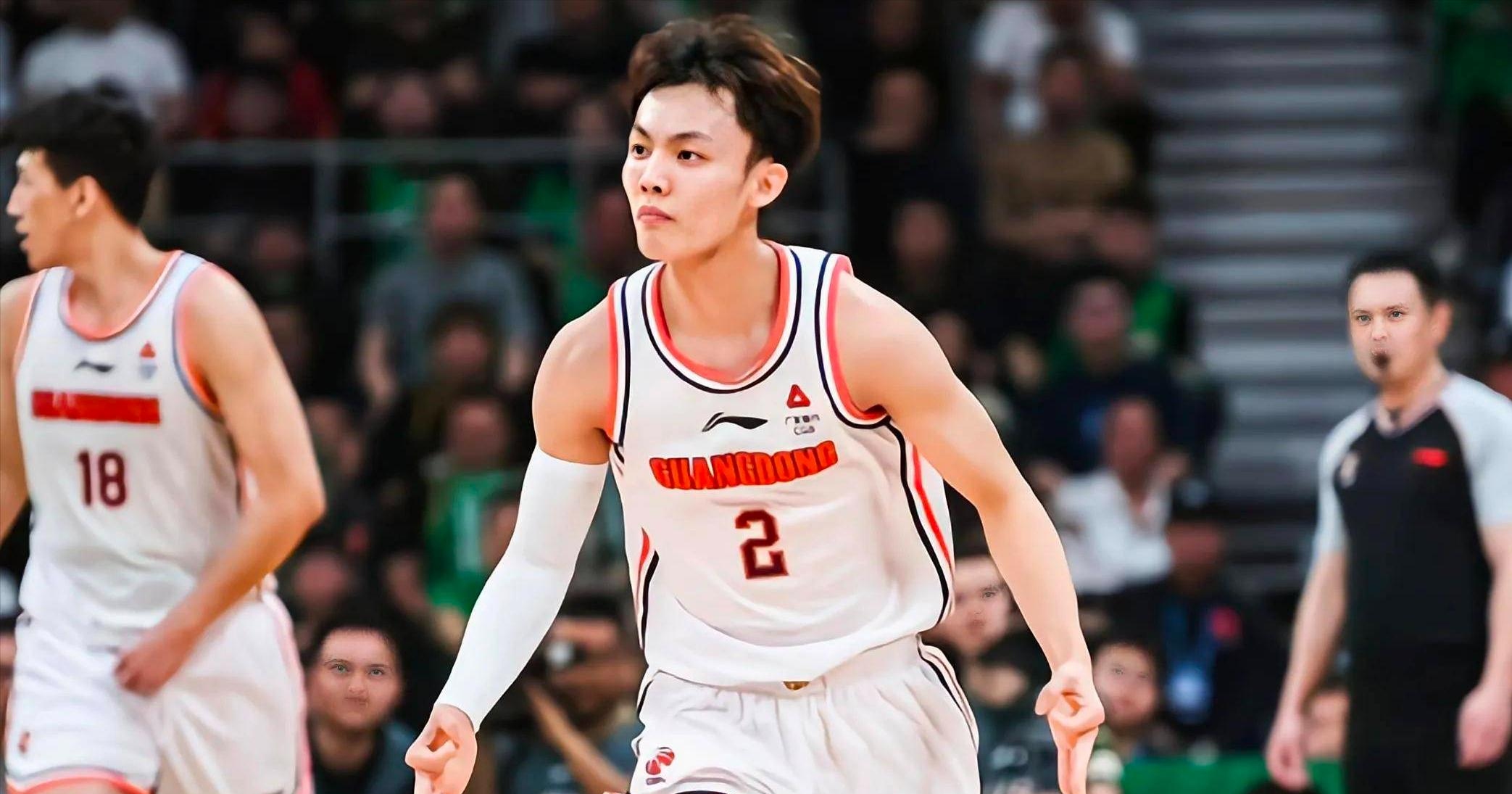 冲刺阶段广东宏远备战欧超杯，临场应变细节曝光，更衣室稳定，团队化学反应显著