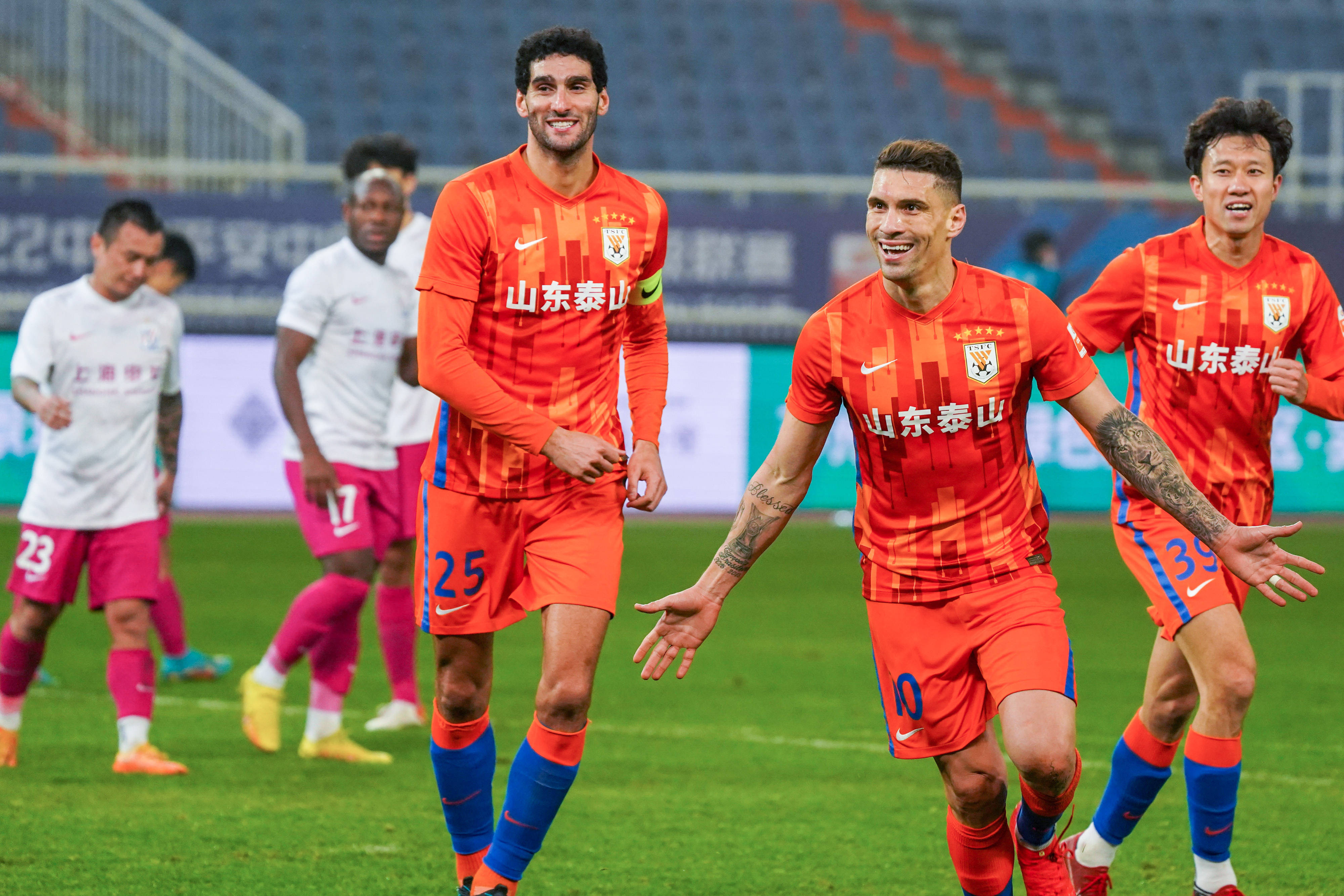 中超冲刺阶段再迎强敌，巴塞罗那战术微调，主帅态度：引发热议，临场指挥获称赞的简单介绍