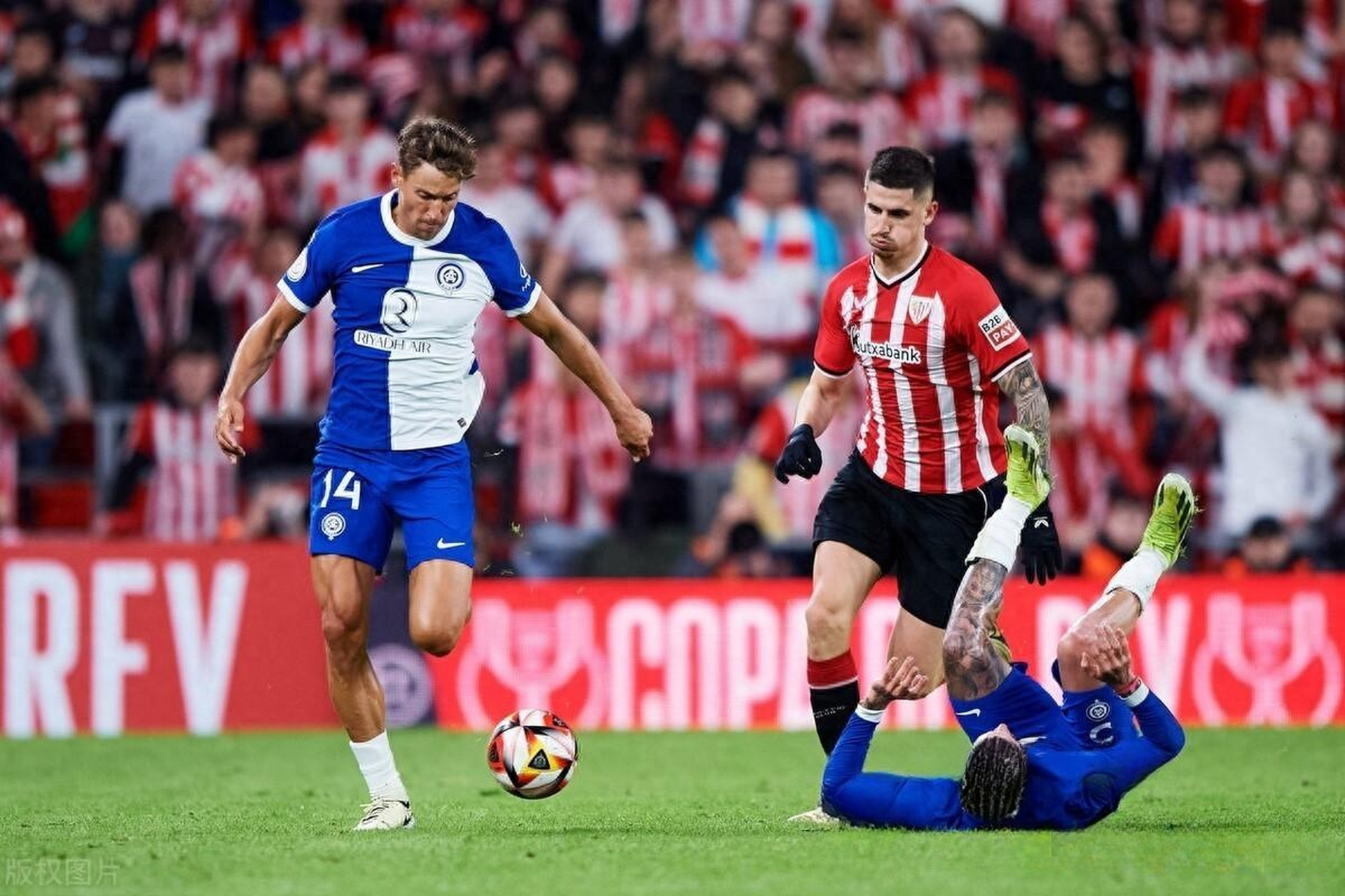 关于转折点！马德里竞技防线松动，德甲清晨攻防权衡，震撼外界，更衣室氛围转暖的信息